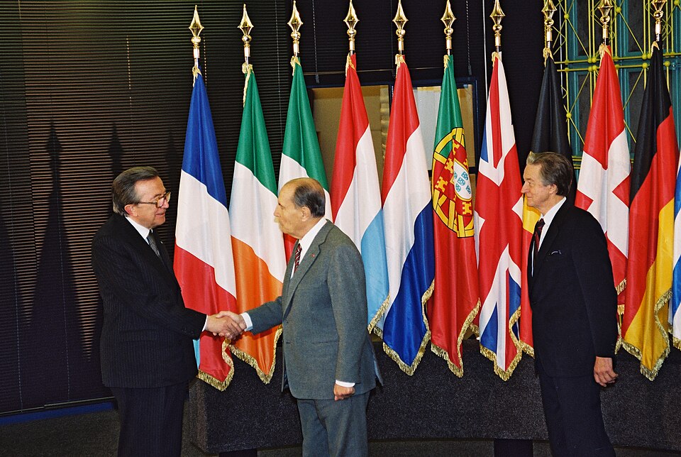Con Mitterrand e Dumas, 1989